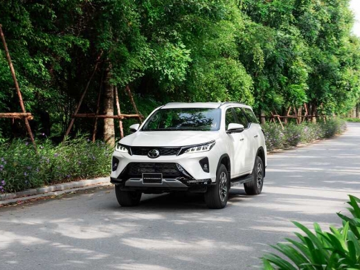 Cho thuê xe Toyota Fortuner 